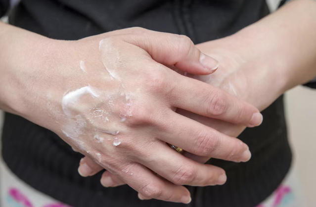 秋风起，皮肤先知道：内外兼修的秋季保湿攻略